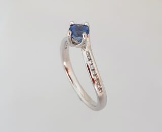 Twist Blue Sapphire Solitaire with Diamond Mele