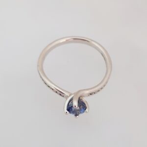 Twist Blue Sapphire Solitaire with Diamond Mele