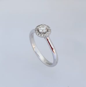 Round Halo Diamond Solitaire